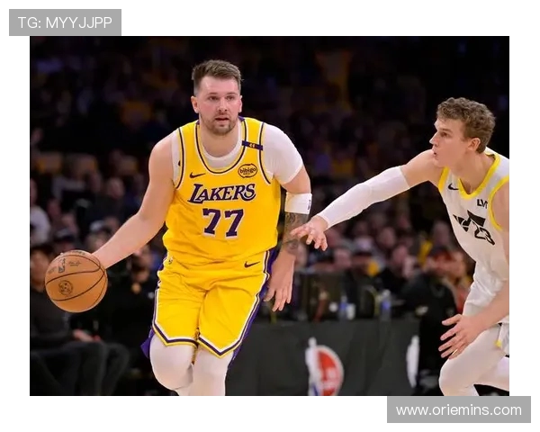 篮球巨星在赛场内外的传奇故事与人生历程探索